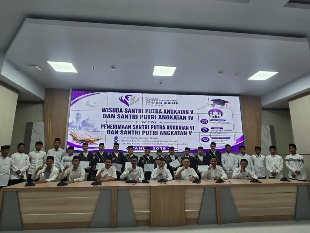 Pengurus YKMSD, para pembina, wisudawan, dan santri baru berfoto bersama usai prosesi Wisuda Rumah Qur'an Sahabat Dhuafa sebagai simbol lahirnya generasi Qur'ani yang berilmu, berakhlak, dan siap mengabdi kepada masyarakat. (Foto: Dok. YKMSD).